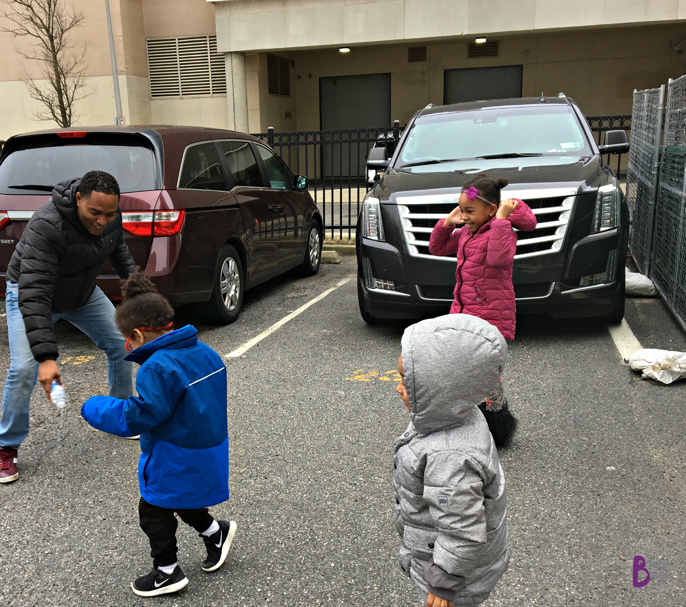 MAVEN car sharing Kids playing