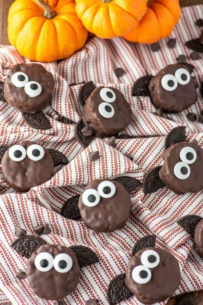 Combine Rice Krispies Treat, Chocolate and Oreos and you have yourself cute little bug-eyed bats. These are perfect to sneak into kids' lunches for snack time during the days leading up to Halloween or for an at-home Halloween party.
