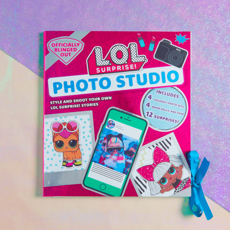 Kids can pose their favorite L.O.L. Surprise! dolls or use the three included paper dolls in scenes inspired by the Insta-museum trend! Lift the flaps to reveal hidden surprises.
