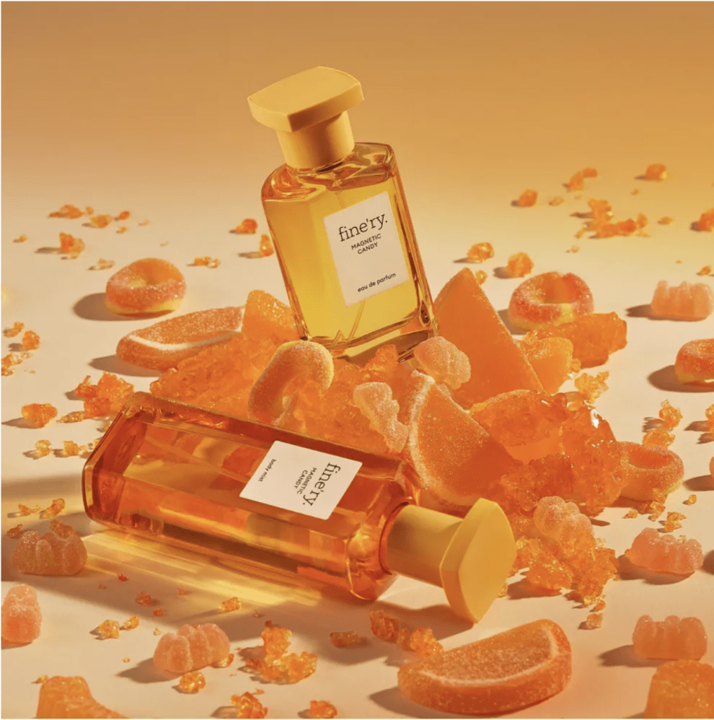 Transport her senses to a world of whimsy with Fine'ry Body Mist Fragrance Spray in "Magnetic Candy" scent! This citrus fragrance, reminiscent of sugared violet and cotton candy, captures the essence of childhood wonder. Let her embrace her playful side with this enchanting fragrance.