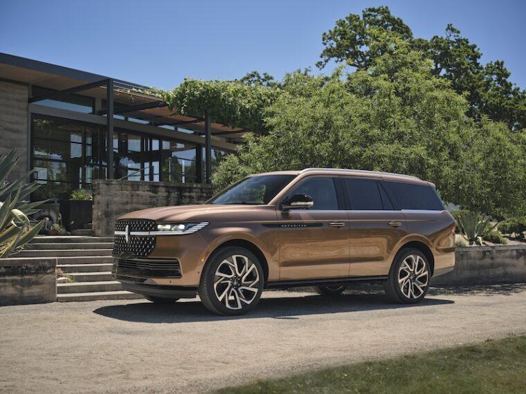 Discover the ultimate luxury SUV for family road trips: the 2025 Lincoln Navigator. Sophistication and state-of-the-art technology. three row SUV