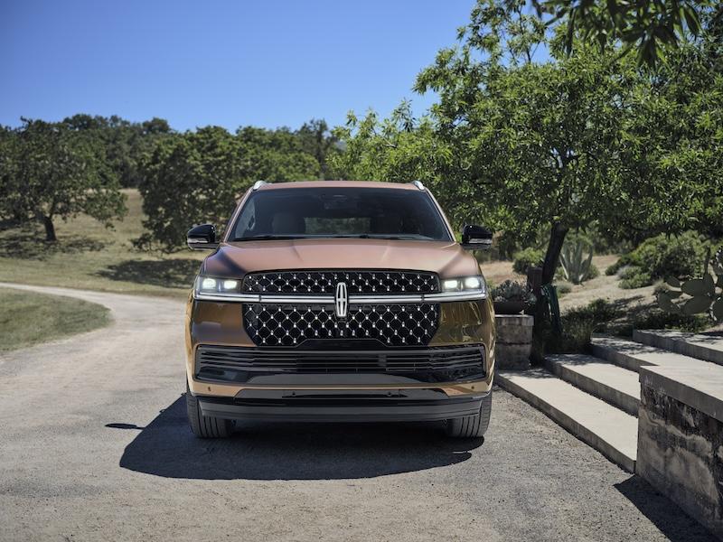 Discover the ultimate luxury SUV for family road trips: the 2025 Lincoln Navigator. Sophistication and state-of-the-art technology.. three-row suv